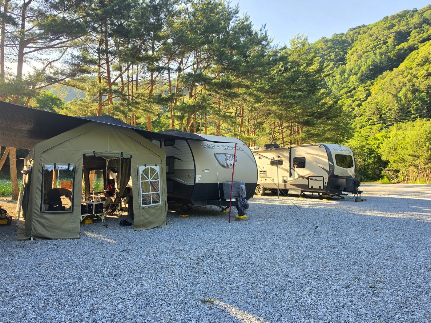 카라반과 트레일러가 놓인 캠핑 사이트